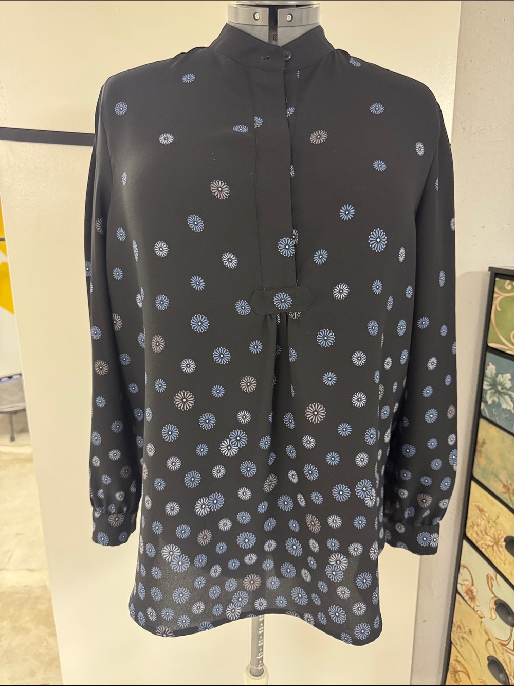 VGUC Anne Klein Black Top with Graduated Daisy Pattern